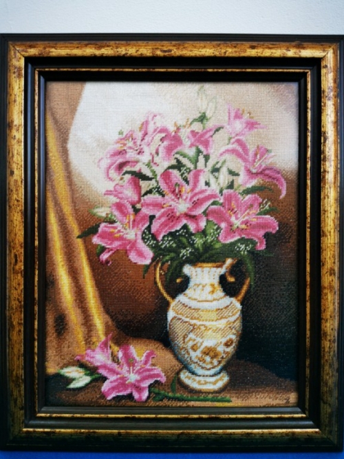 Розови лилиуми в бяла ваза